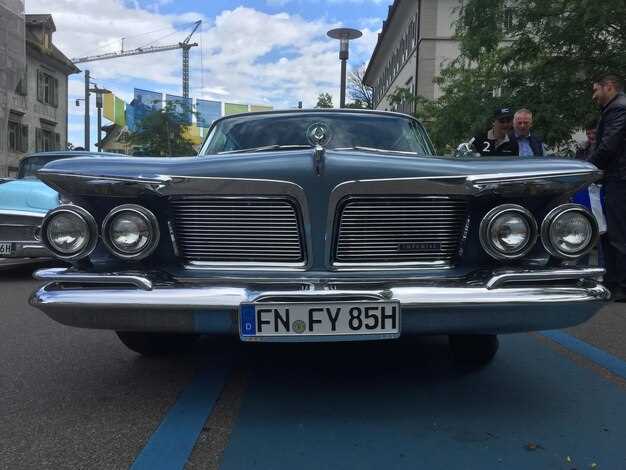 Настроенность внешних элементов под классику: хромированные детали и эмблемы