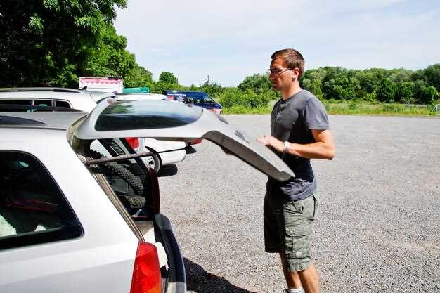 Использование внутренней ручки багажника