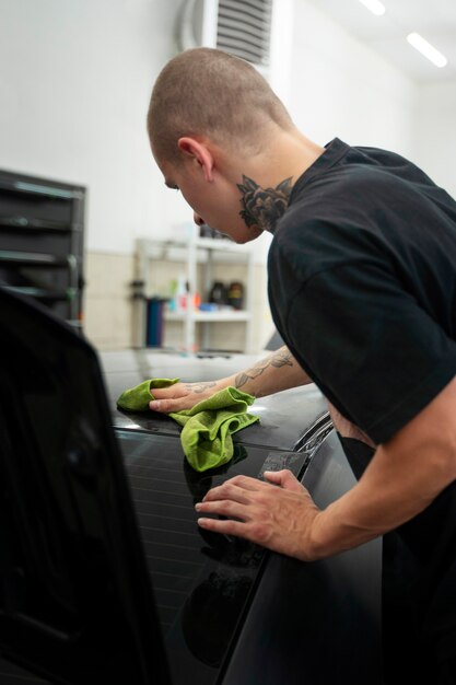 Обработка двигателя специальными средствами для удаления грязи и масла