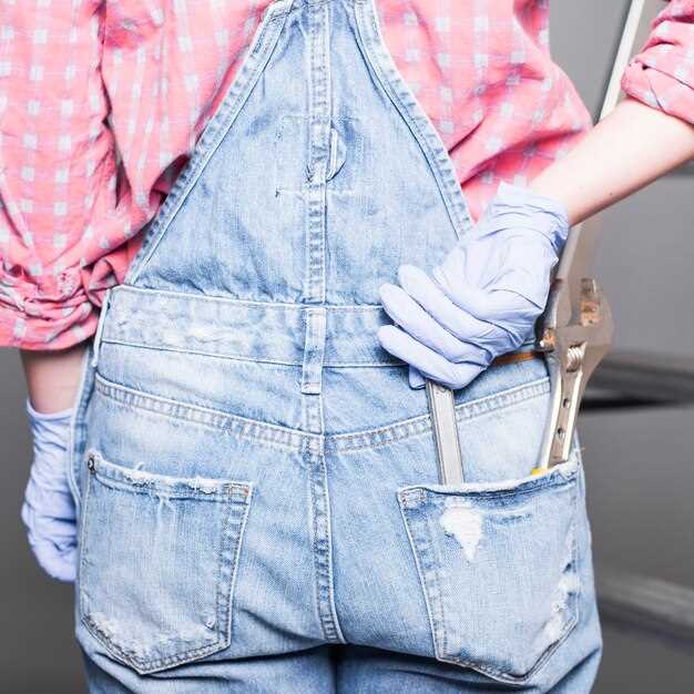 Очистка замка от грязи и пыли перед смазкой