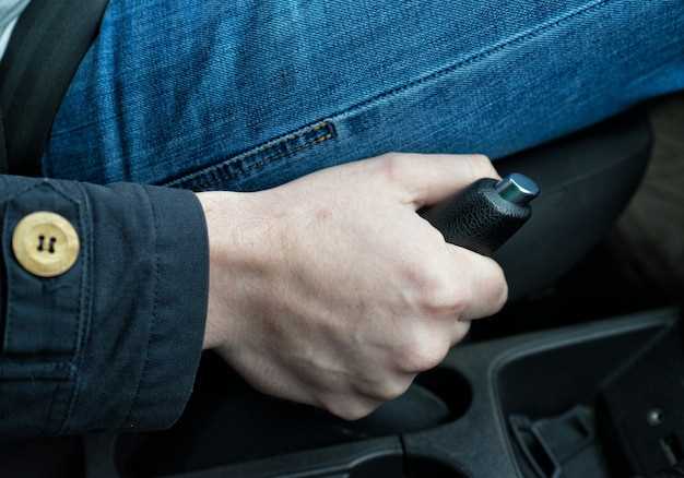 Процесс снятия ручки КПП на Нива Тревел