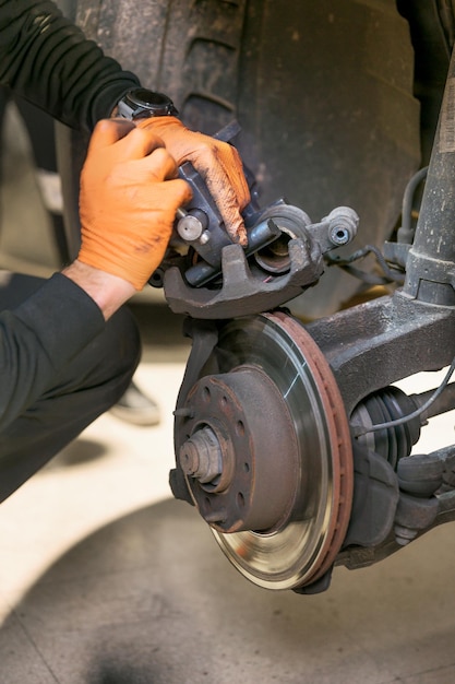 Снятие старых колодок и осмотр тормозного механизма