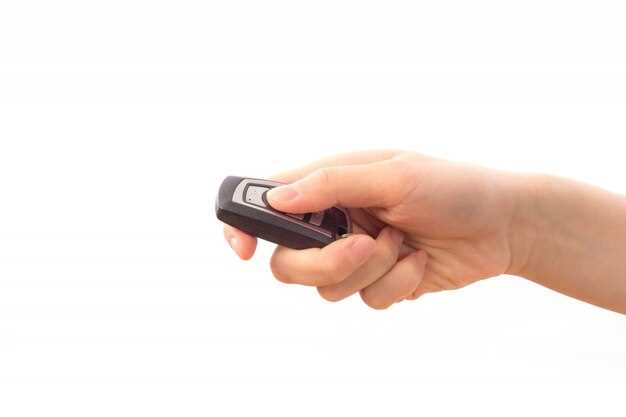 Подготовка к замене батарейки в брелке Nissan