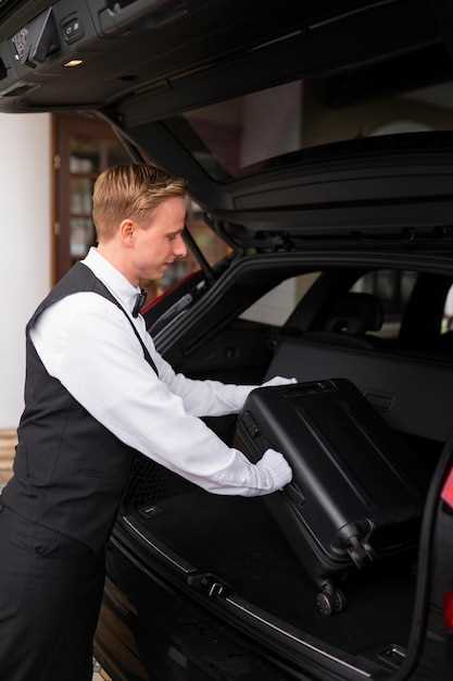 Защита салона от посторонних взглядов и солнечных лучей