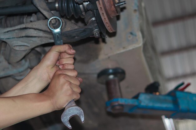 Разборка мотора для доступа к шатунным болтам