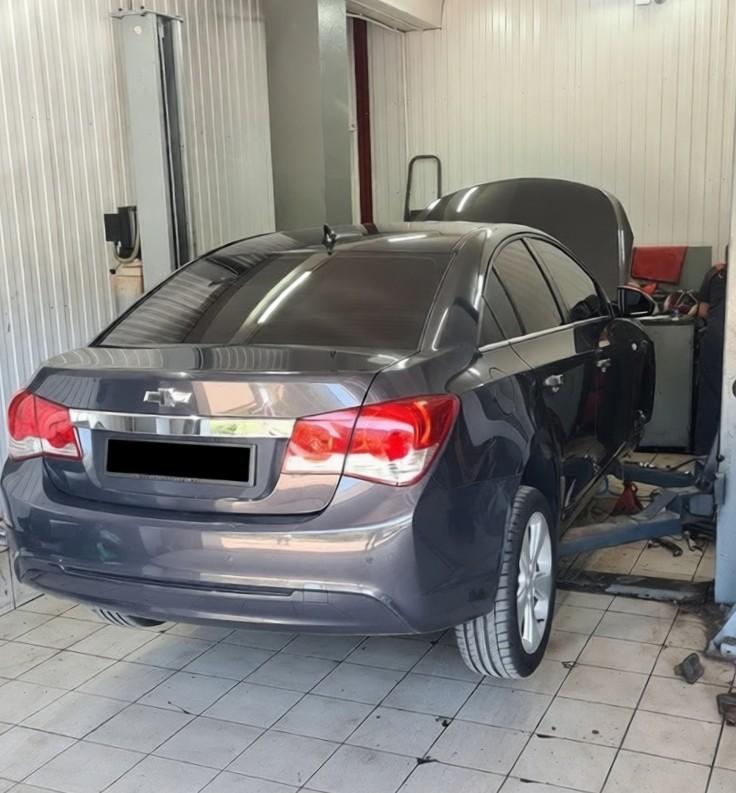 Chevrolet Cruze в процессе подготовки к замене масла МКПП